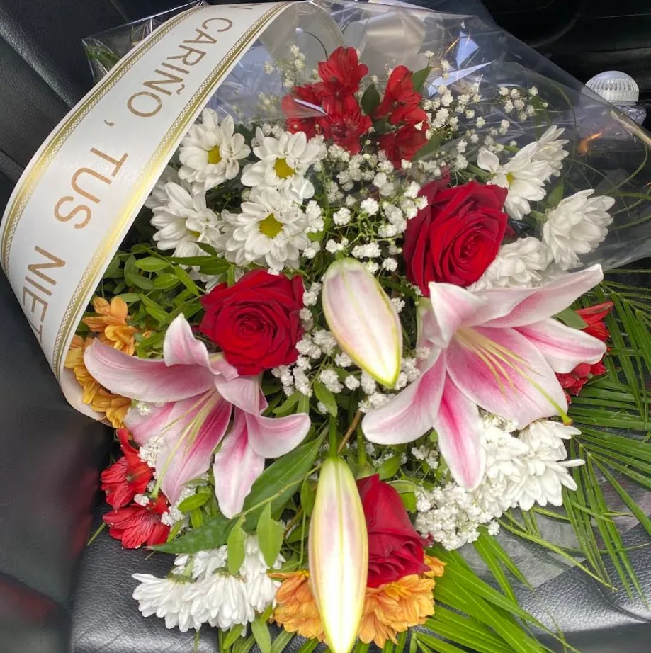 Ramo de aniversario con lilium, rosas rojas y paniculata con cinta personalizada