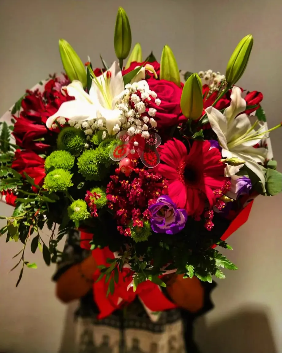 Ramo artesanal grande con rosas rojas, lirios y lisianthus preparado en El Bosque de Marie