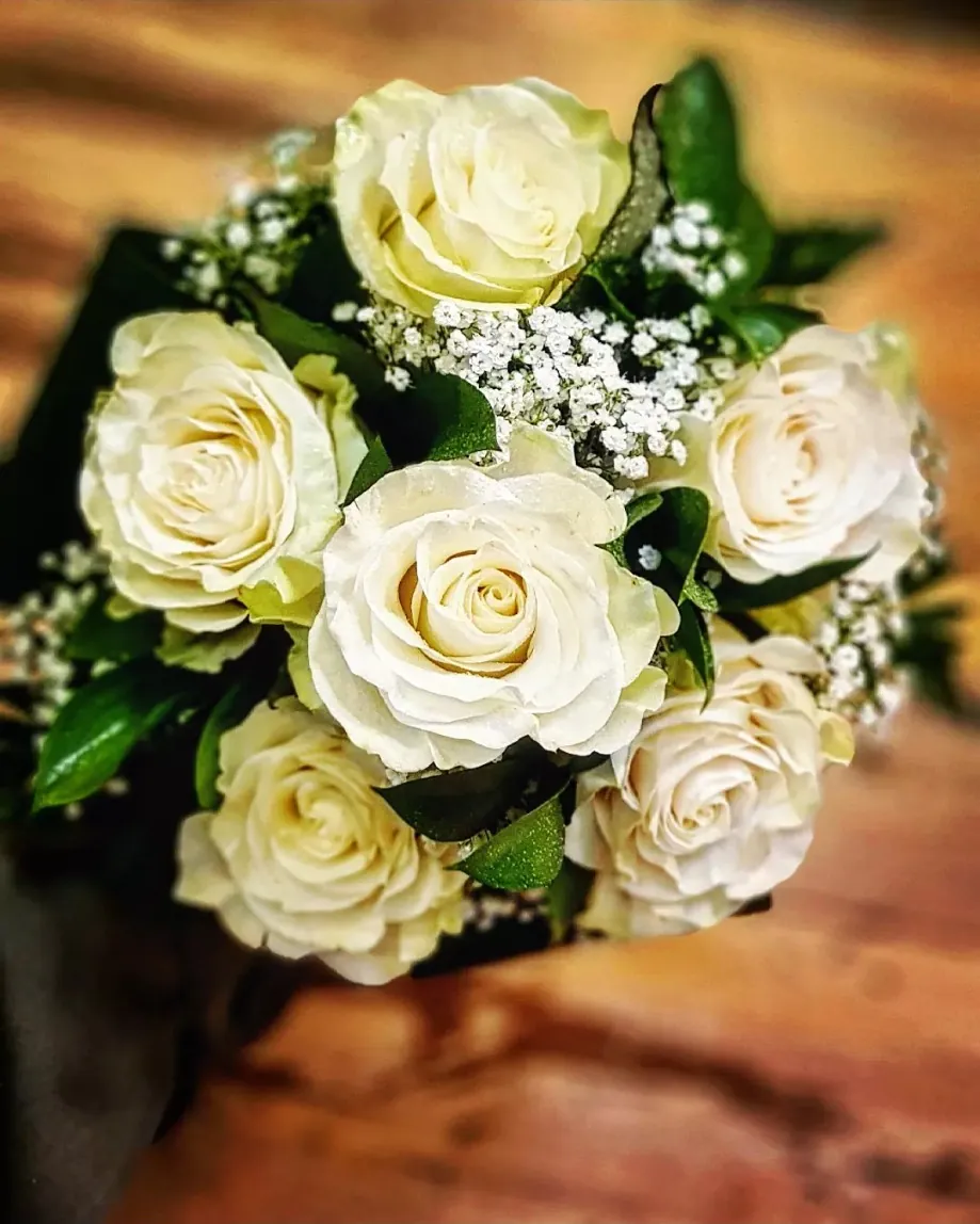 Ramo de rosas blancas con paniculata y hojas verdes